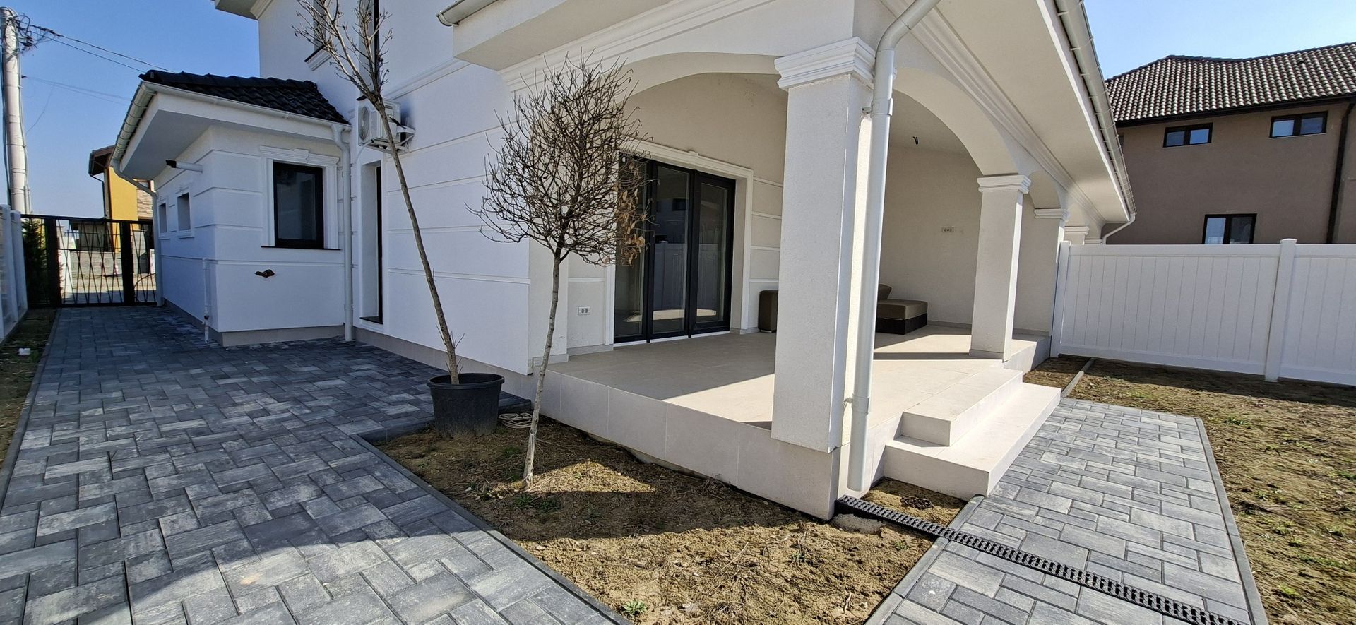 Duplex spatios cu garaj si pereti dublii - Poză 25