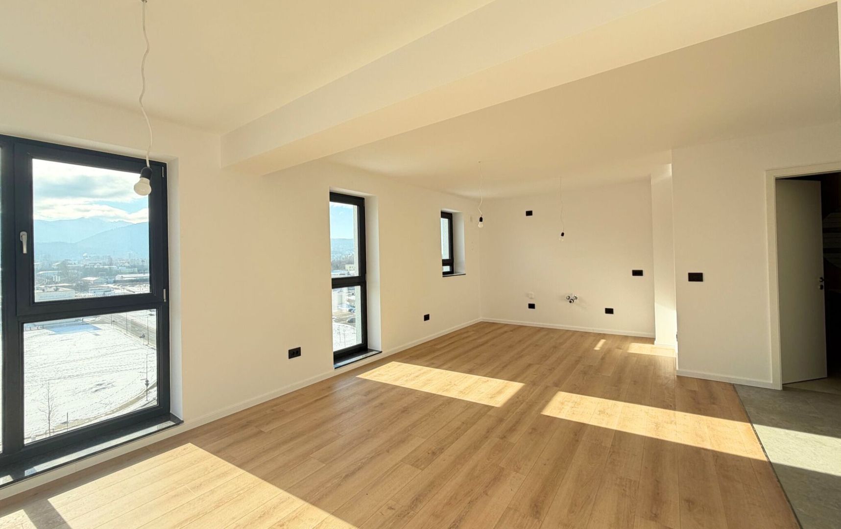 Kasper vânzare apartament de lux 2 camere nelocuit vedere libera spre Tâmpa - Poză 2
