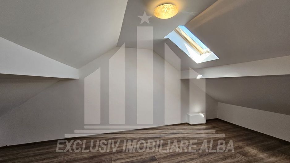 Apartament cu 4 camere si scara interioara de vanzare, Lipoveni - Poză 11
