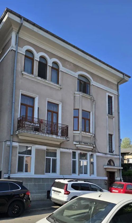 De vanzare Ap. 3 camere,pod, subsol in Vila, Hala Traian, sect. 3 - Poză 1