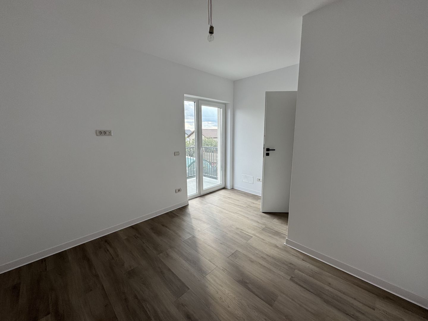 1\2 Duplex Utvin P+E,4Camere,2 Bai,Toate Utilitatile - Poză 8