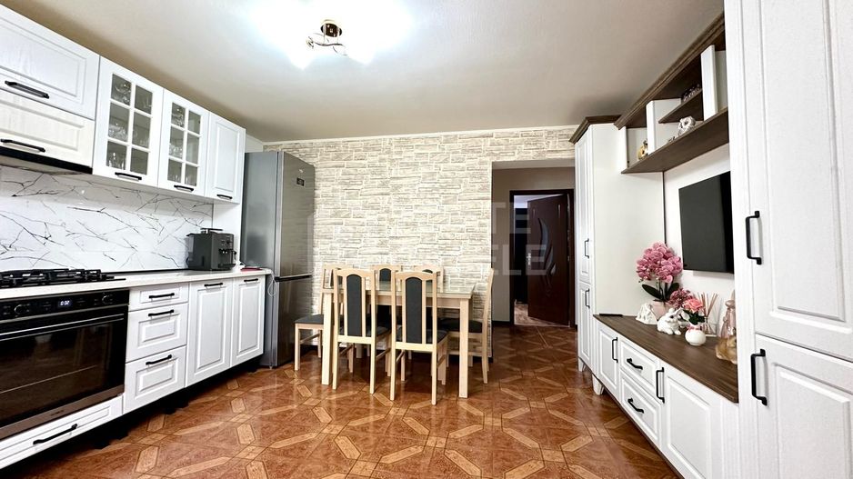 Apartament 3 camere, 2 balcoane inchise, loc de parcare, zona Junior - Poză 1