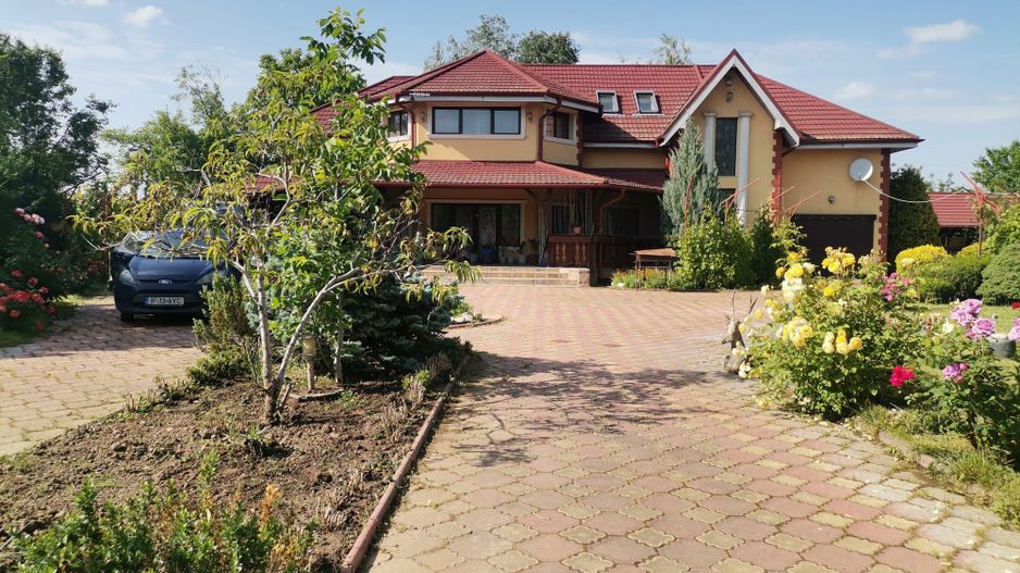 Vilă de lux mobilata/utilata cu terasa+foisor, garaj,gradina si livada - Poză 1