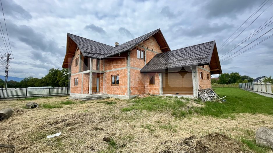 CASA LA ROSU DIN CARAMIDA + GARAJ I 12,5 ARI I VICOV DE SUS I - Poză 2
