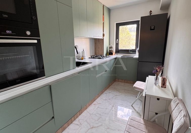 Apartament decomandat, renovat complet, mobilat, parcare inclusă. - Poză 3