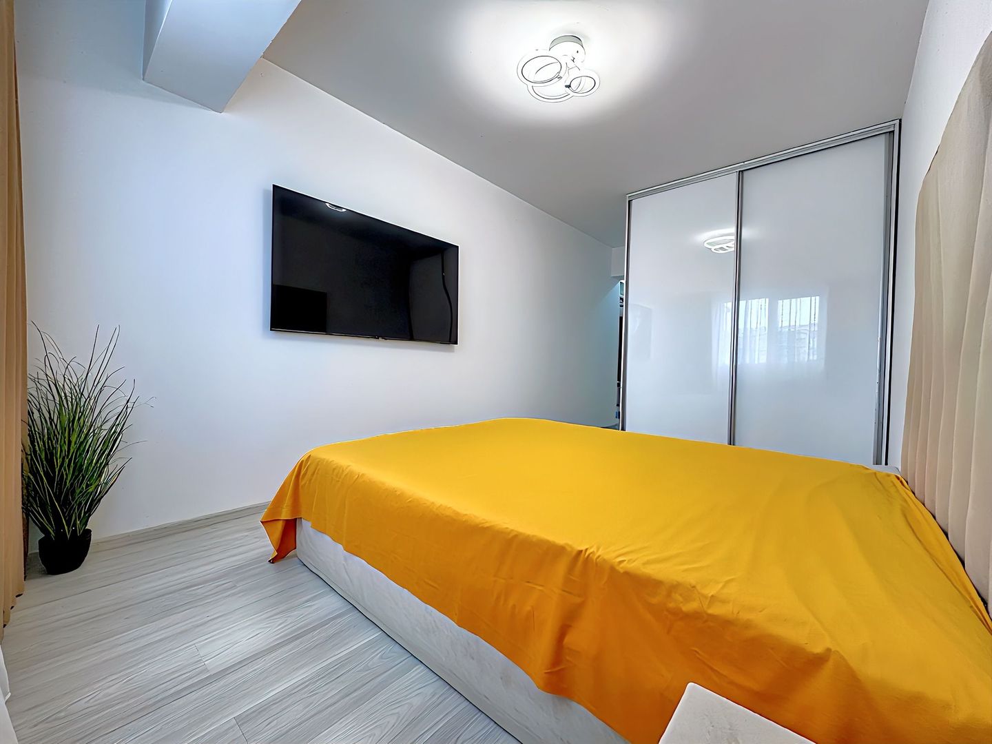 3 camere decomandat bucatarie inchisa 79mp Grand Arena parcare inclusa - Poză 2
