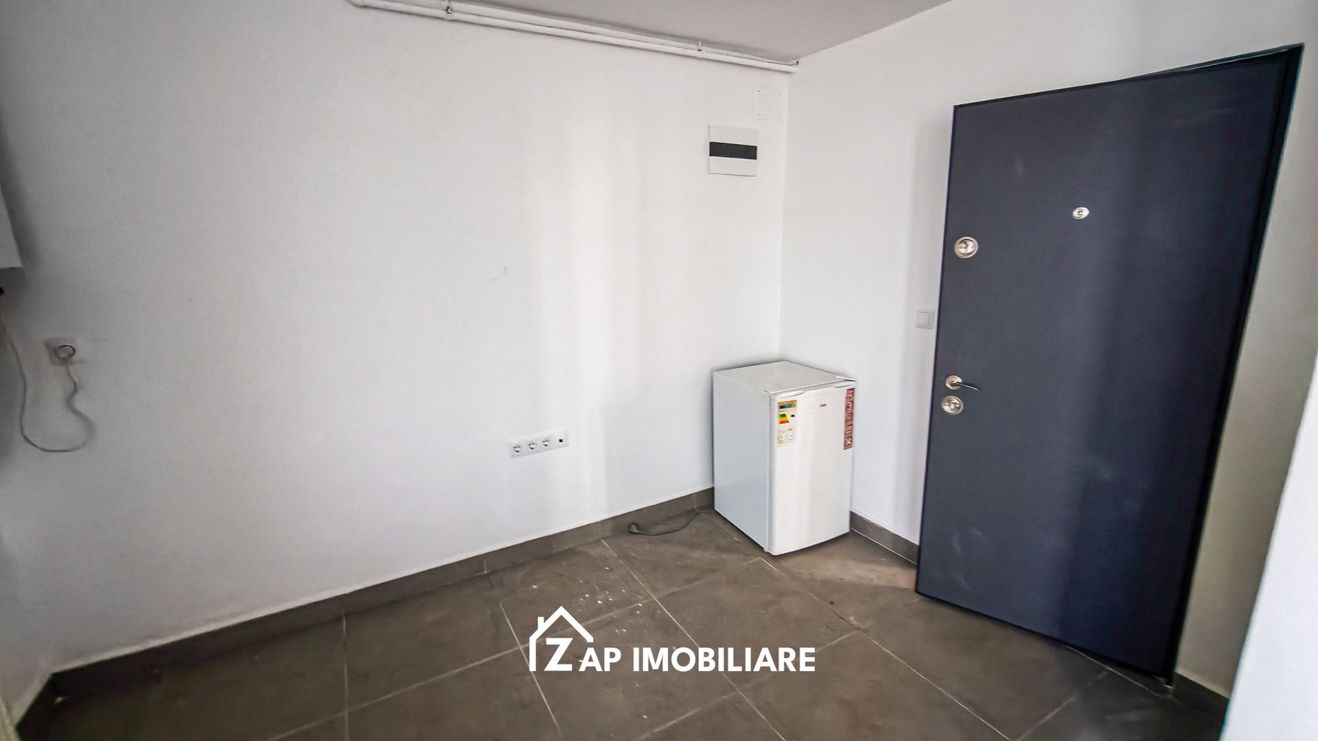 Spatiu Comercial / Birou - Stradal -  Suprafete 20 mp - 90 mp - Poză 2