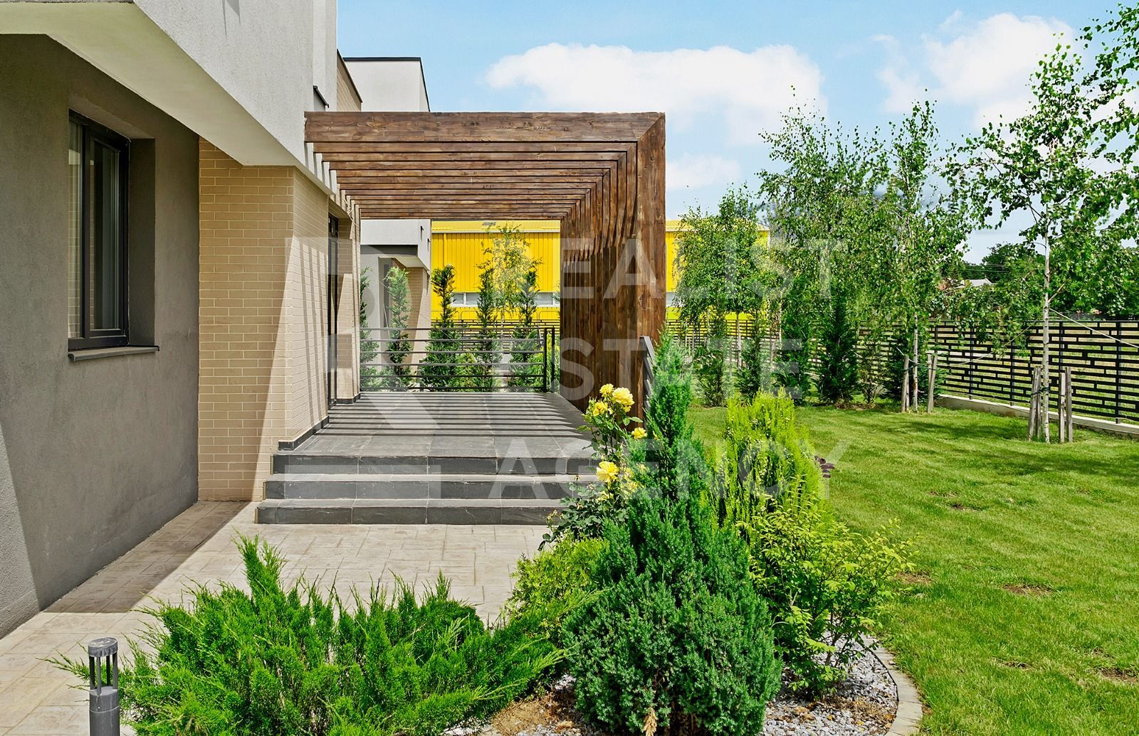 Vilă de lux situată într-un cadru natural deosebit - Poză 3