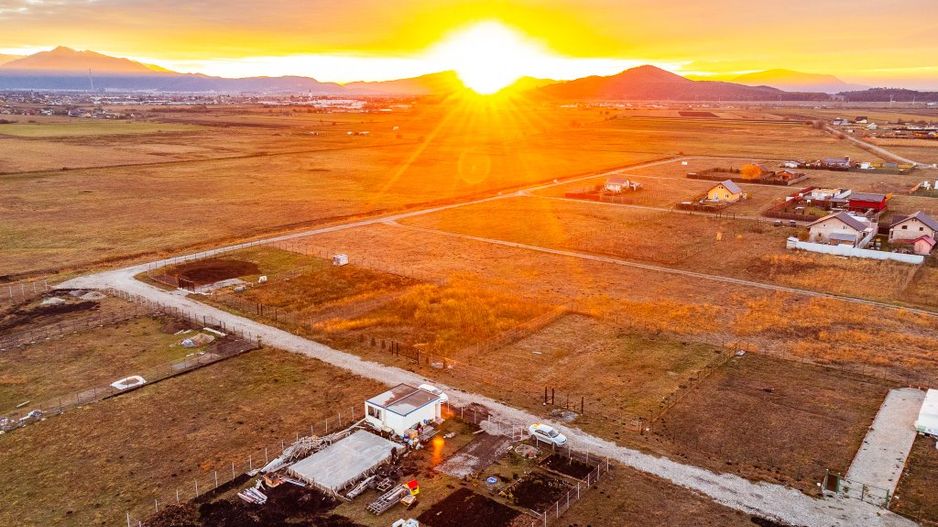 FILM ! In apreciabila peisagistica, 1.000 mp teren intravilan - Poză 3