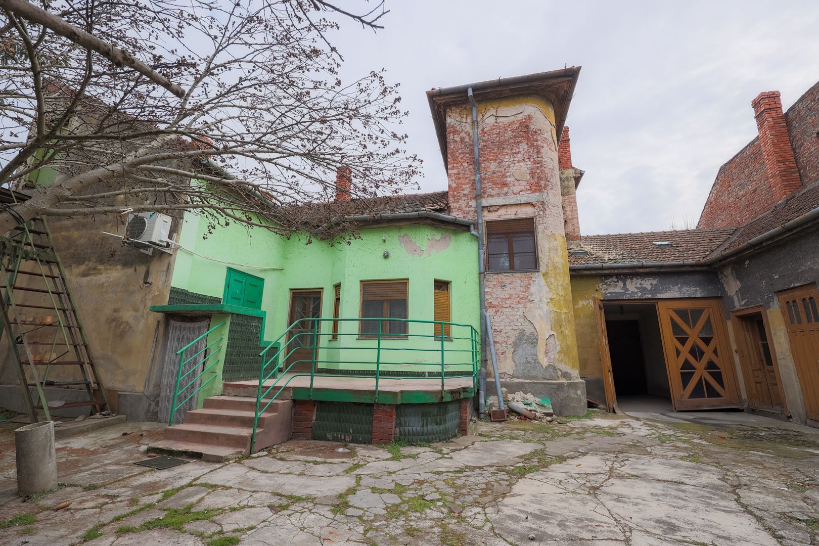 VILĂ INTERBELICĂ CU TEREN GENEROS ȘI SPAȚIU COMERCIAL . VÂRFUL CU DOR - Poză 4