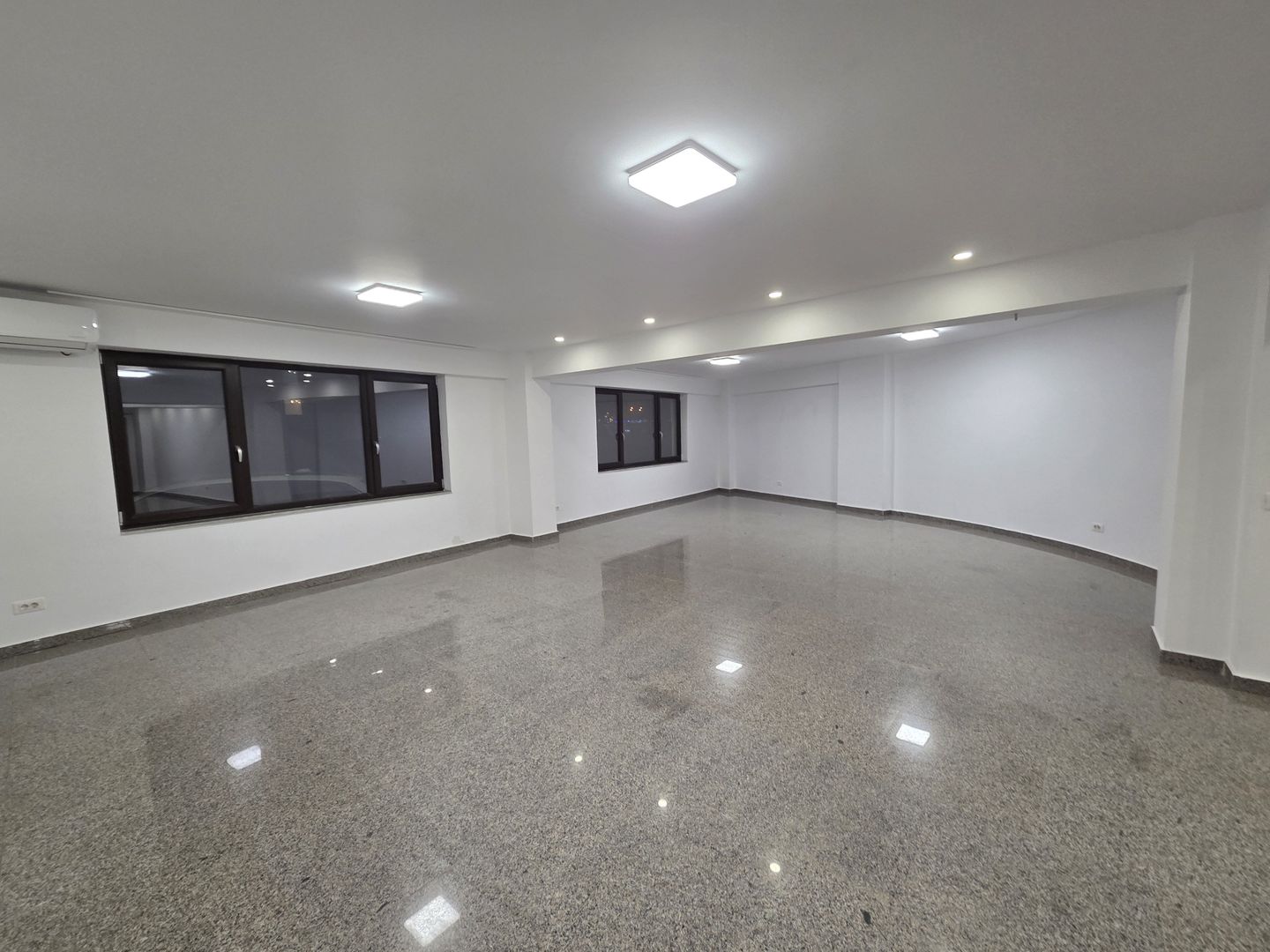 Spatiu comercial, Damaroaia/ Petrom City, terasa 37mp+boxa+2locuri par - Poză 6