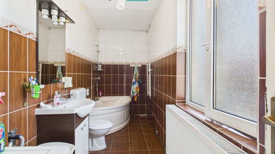 Casă cu 4 camere în Pârneava - Poză 7