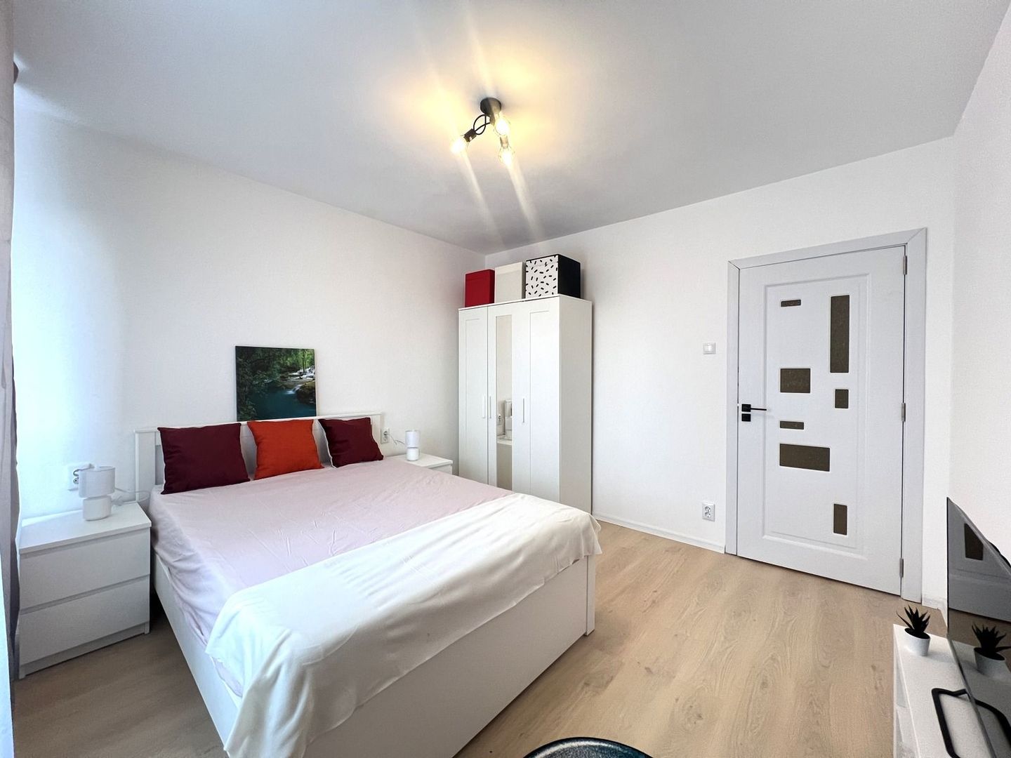 2 camere renovat complet vedere spate Bd. Dinicu Golescu-Gara de Nord - Poză 3