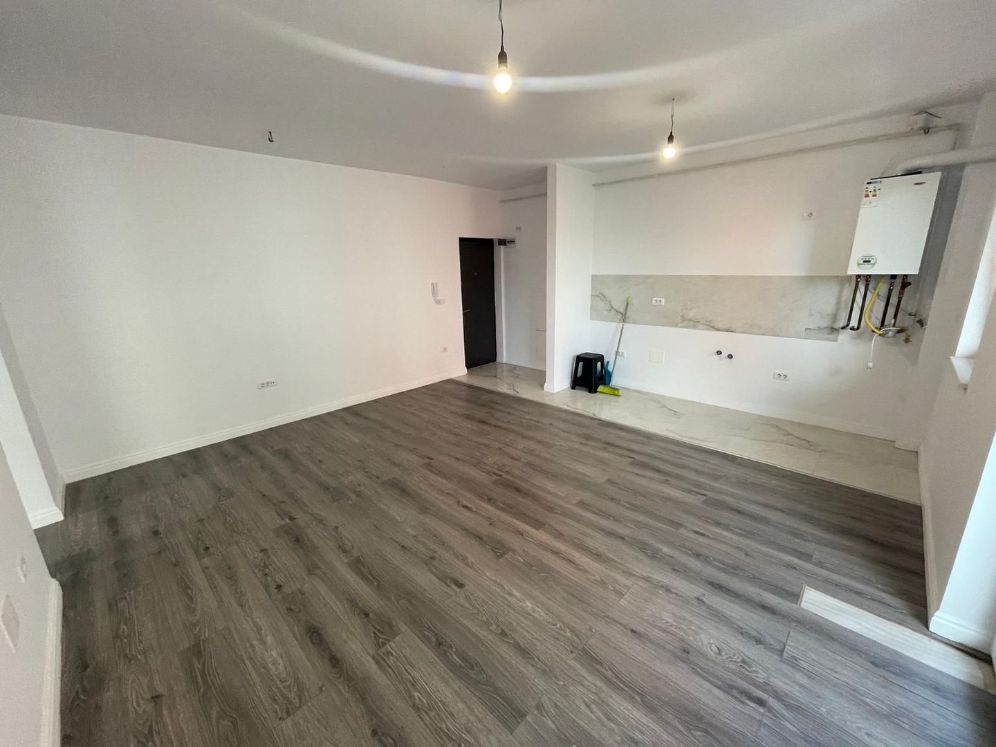 Giroc-Eso | De Inchiriat | 2 Camere | Nemobilat | Loc de parcare - Poză 1