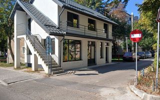 Clădire de vânzare cu spațiu comercial la parter și apartament la etaj, lângă Liceul Mihail Sadoveanu, Pașcani - Poză 1