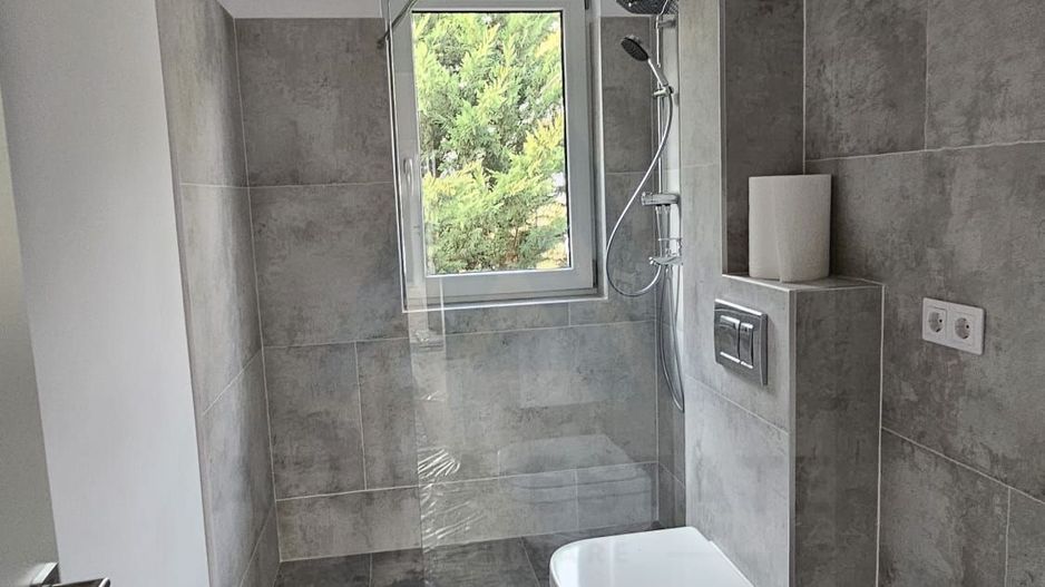 Apartament modern 3 camere 2 bai  terasa acoperita etaj 1 in Cristian - Poză 9