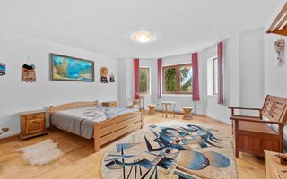 Vilă cu 6 dormitoare, 2 garaje, anexe multiple - 2076 mp teren - Poză 12