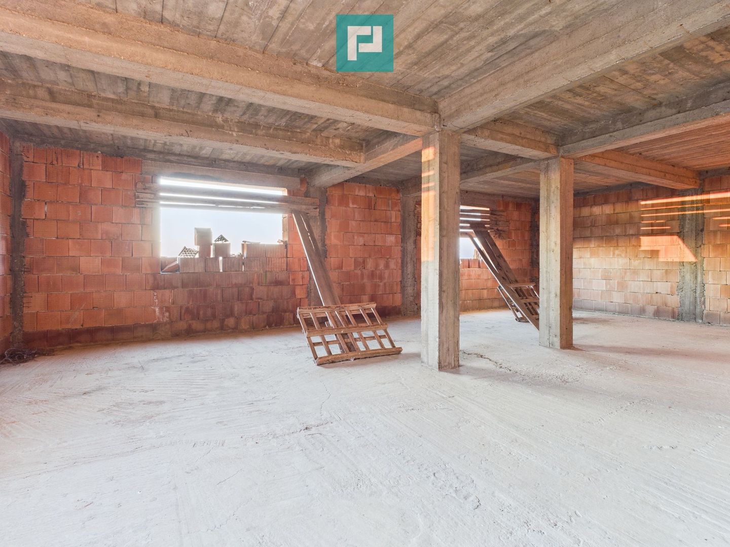 Proprietate impresionantă între Curtici și Macea - Poză 9