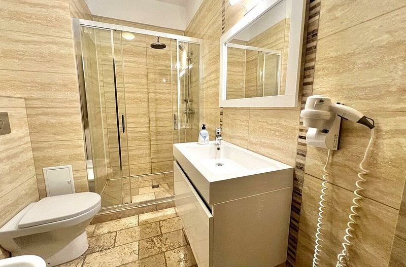 Apartament 2 camere Vila Sophia 1 - Vedere frontala la lac - - Poză 19