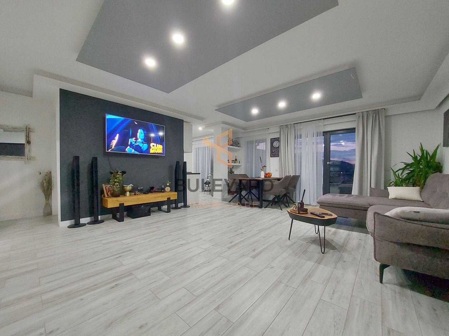 Penthouse cu terasa de 72 mp, zona strazii Eroilor! - Poză 1