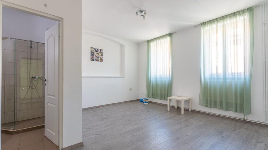 Casa cu spatiu comercial si 9 camere in zona istorica a Brasovului - Poză 8