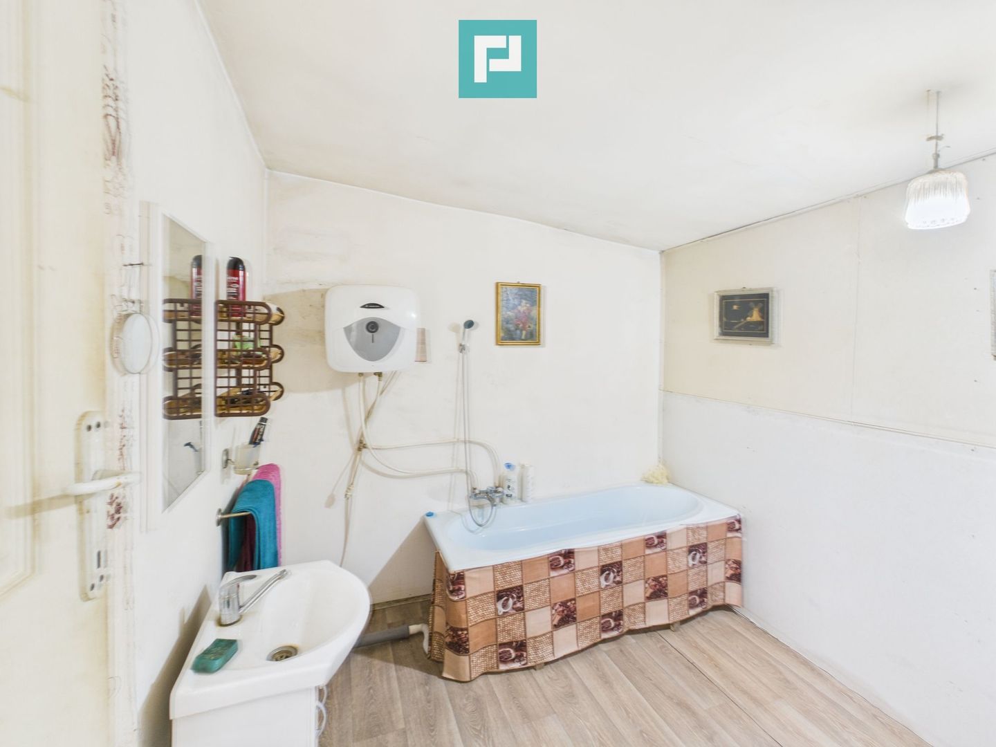 Casuță cu priveliște panoramică spre Cetatea Șiria - Poză 16