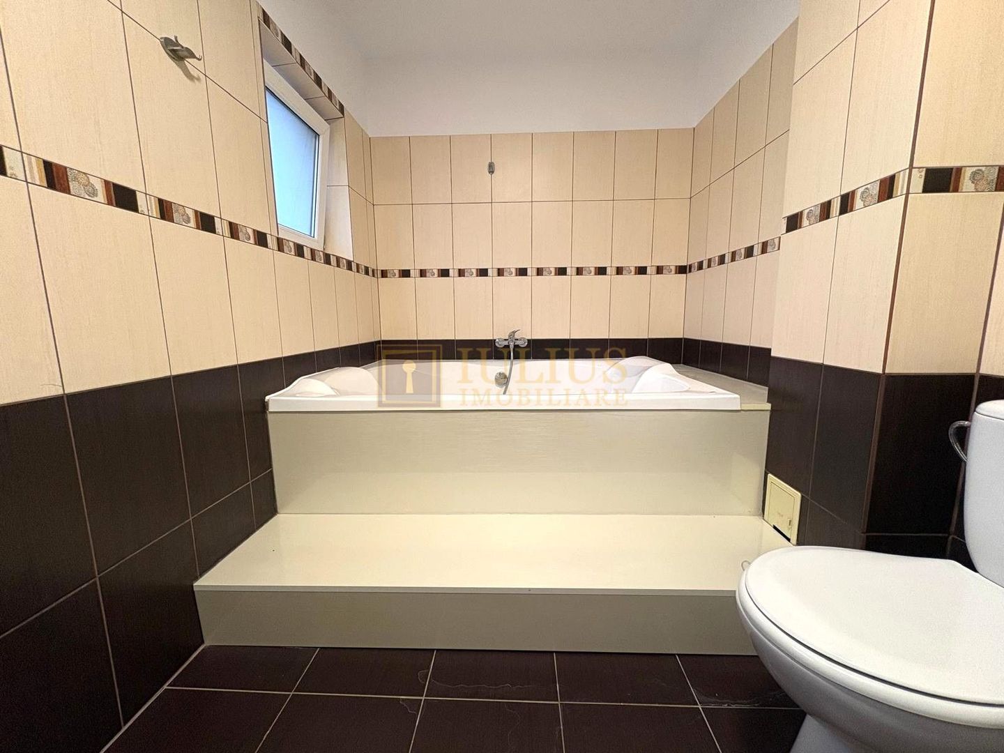 Apartament la curte, 2 băi, loc de parcare, zona linistita, dressing - Poză 14