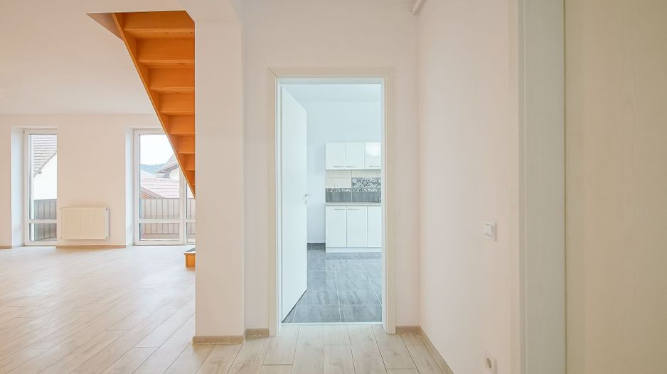 Apartament 4 camere pe două niveluri | 118 mp utili |  Râșnov - Poză 3