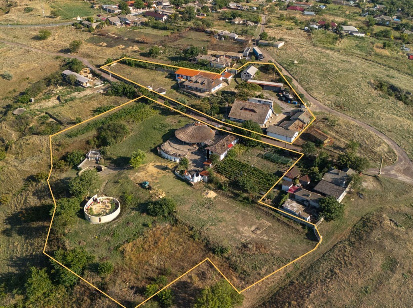 Complex turistic de vanzare in Enisala / Tulcea - Poză 1