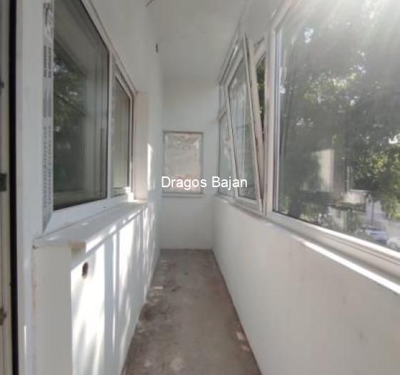 4 camere // bloc renovat // etajul 1 - Poză 4