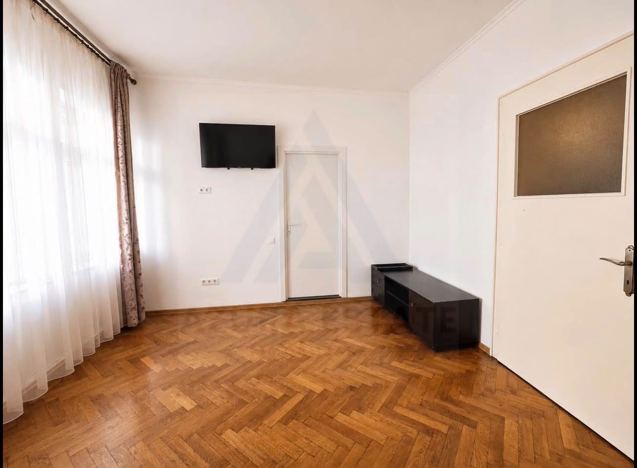 Apartament 2 camere 61 mp utili parter 2 bai 2 pivnite Centrul Istoric - Poză 3