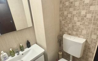 Apartament cu trei camere de vânzare, renovat complet, central - Poză 6