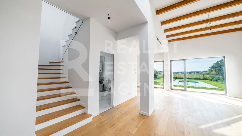 Vilă cu vedere spre pădure și cu piscina încălzită - Poză 5