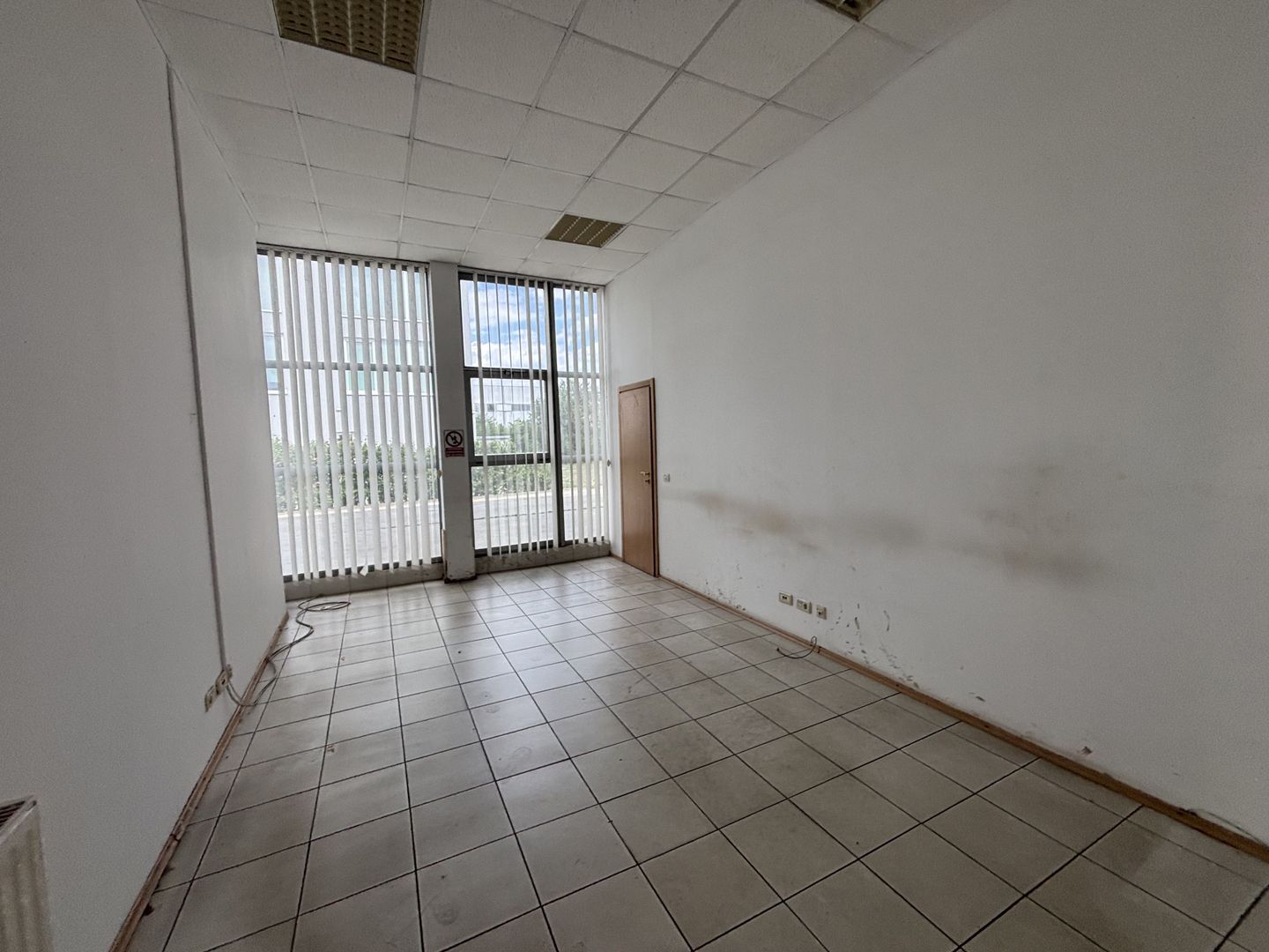 Depozit cu showroom de inchiriat de 1600 mp - Poză 24