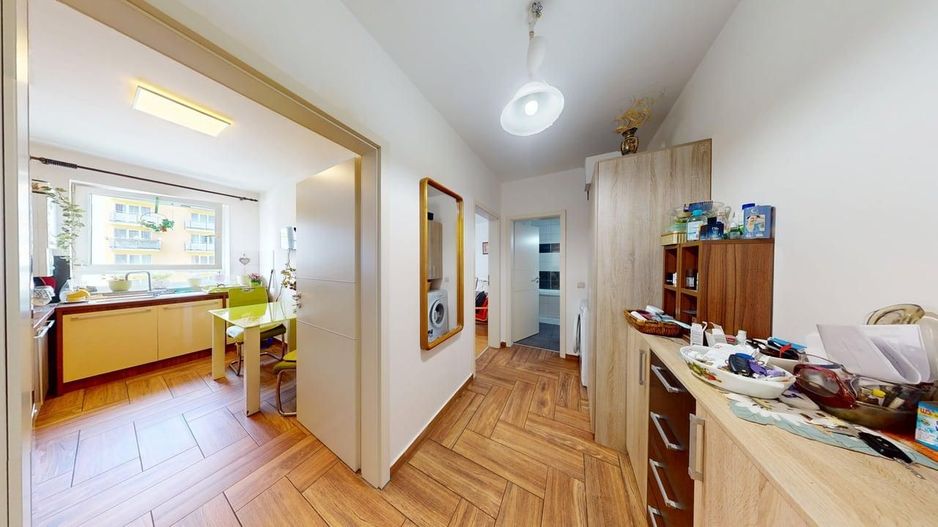 Apartament decomandat, 2 camere, balcon, boxa - Avangarden - Poză 1