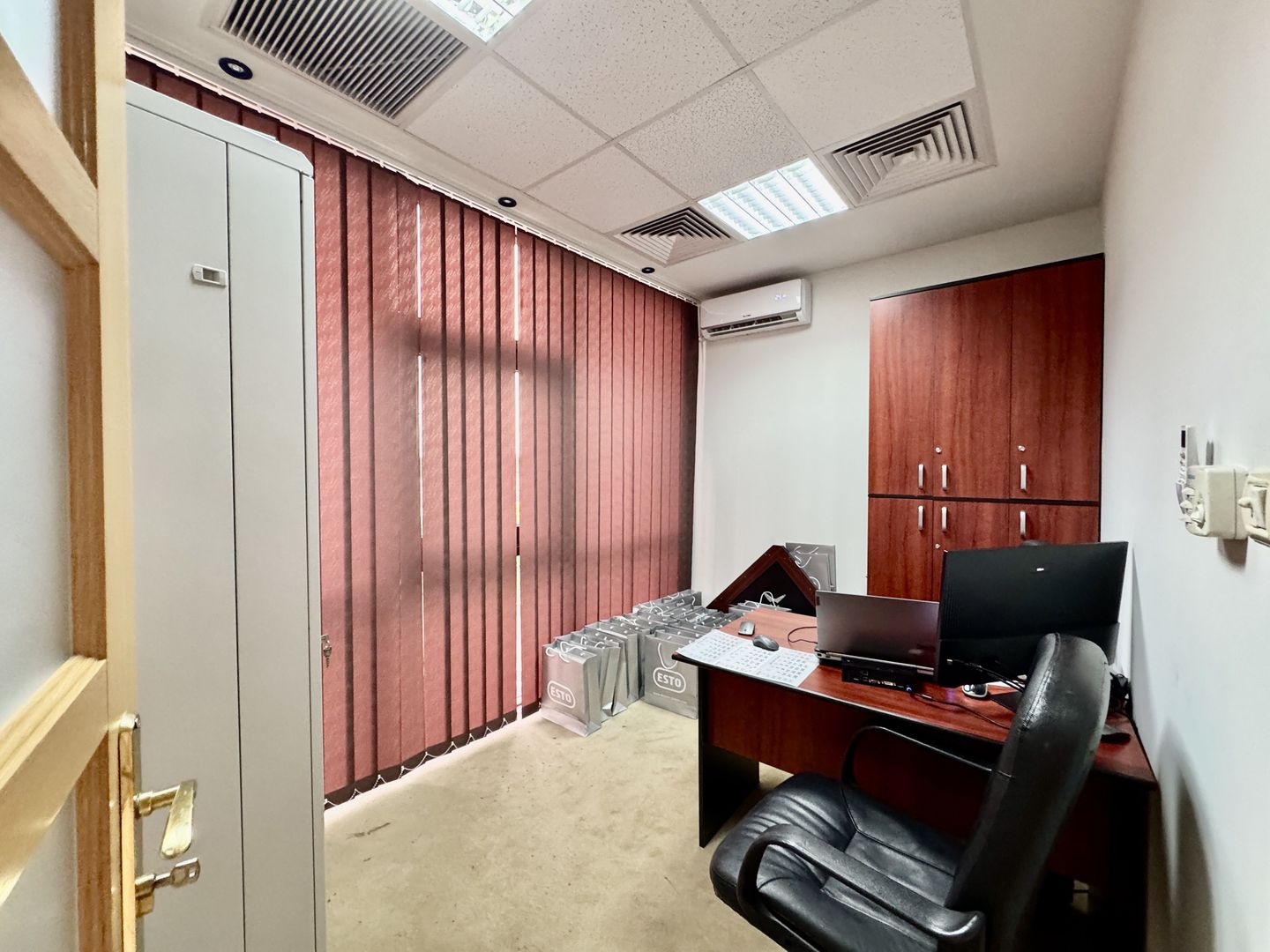 Spațiu pentru birouri langa Funshop Buziașului - Poză 8