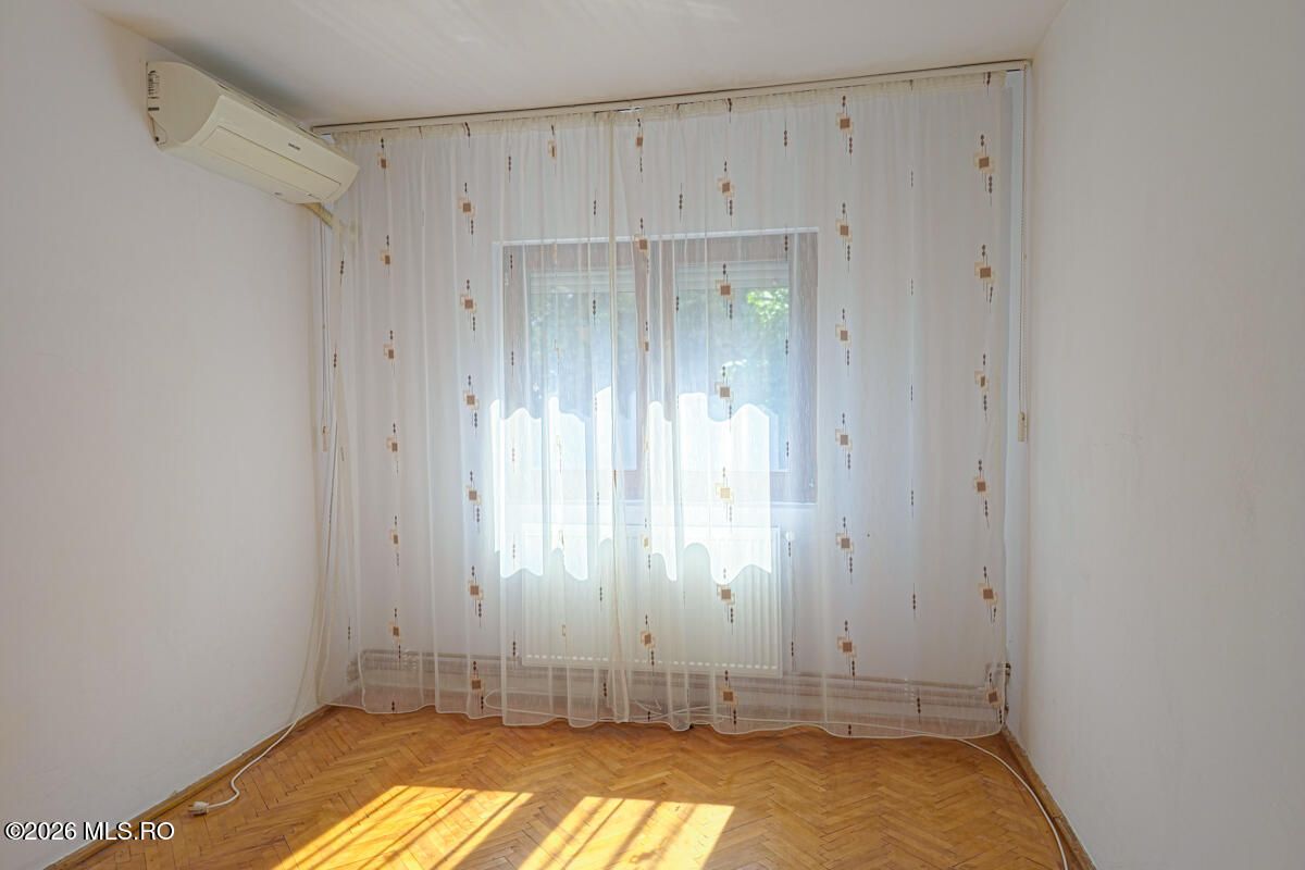 Soarelui - Scoala 30 - 3 Camere, Decomandat, 2 Bai, Etaj 2, Centrala - Poză 9