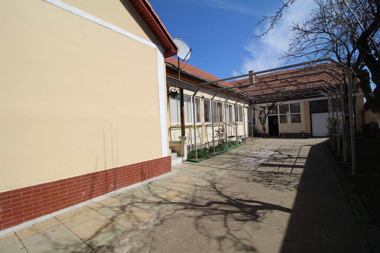 CASA CU TEREN GENEROS - Poză 5