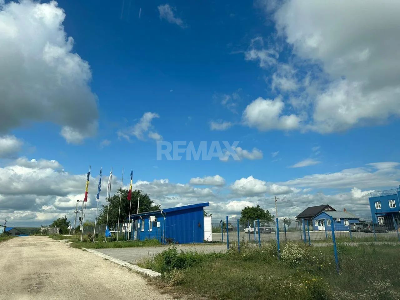 Aerodromul Horesti 24 ha teren + 1400 m2 hangare și 550 m2 cladire administrativa - Poză 4