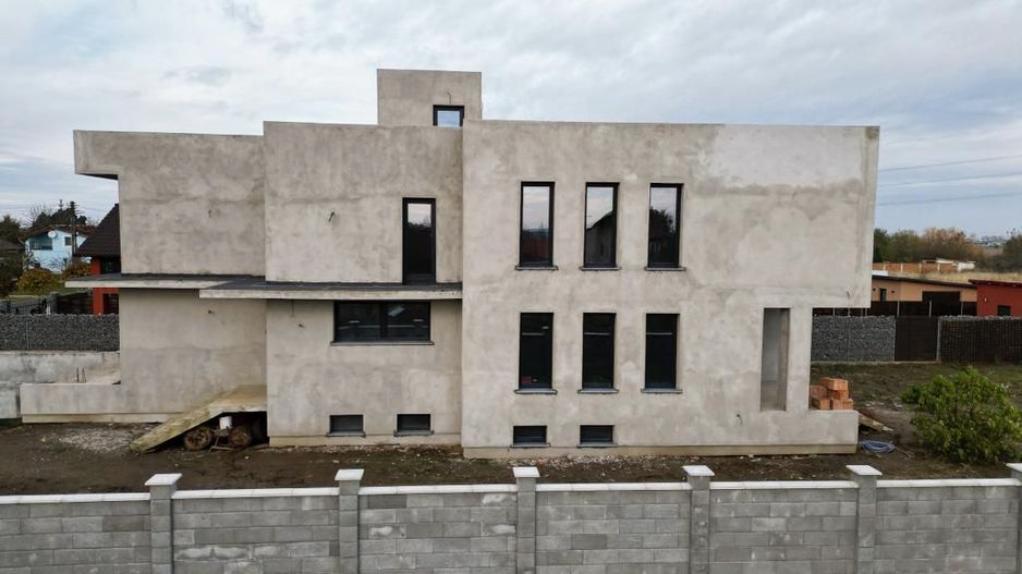 Vilă modernă pe 3 niveluri la gri în Poltura - Poză 5