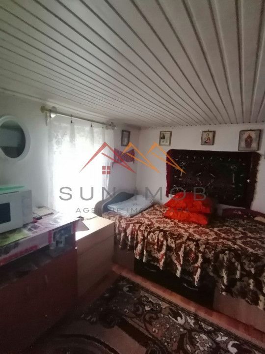 Casa rustica 3 camere, 4000 mp teren, cabana din lemn, pomi fructiferi - Poză 11