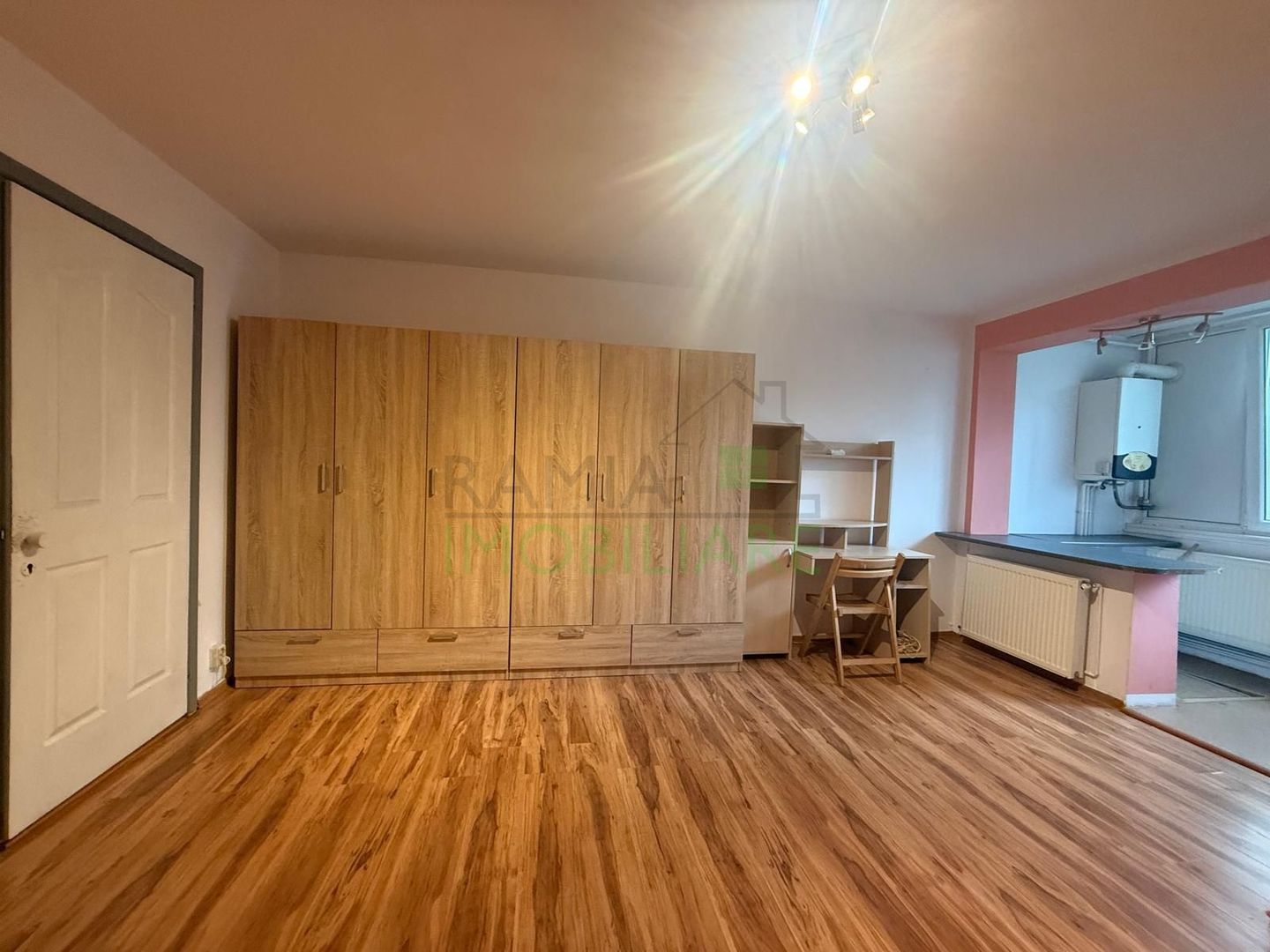 Garsonieră Astra – parter înalt, poziționată pe mijloc, cu beci și baie renovată - Poză 3