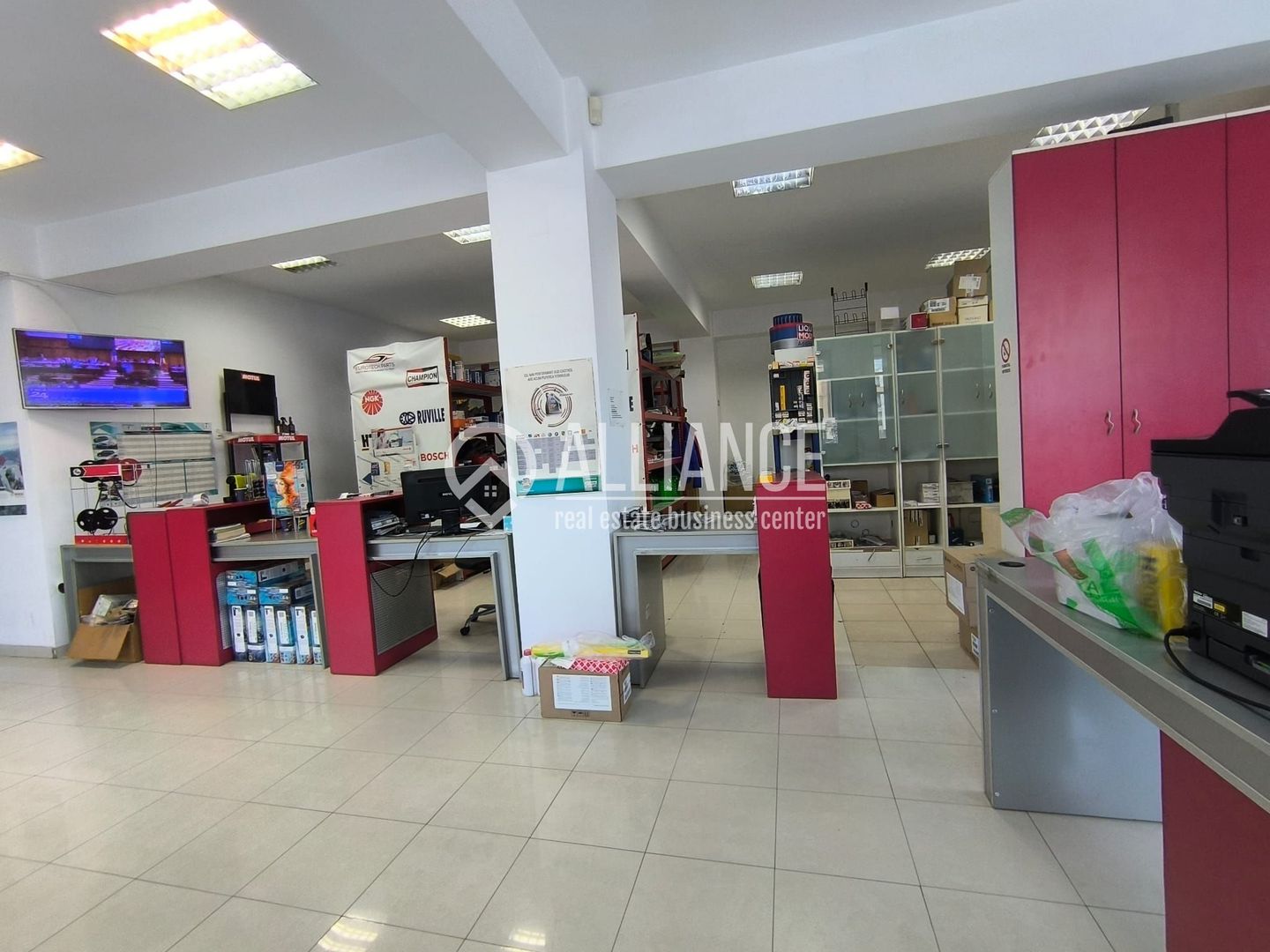 CENTRU ATELIERELOR - Spatiu comercial cu suprafata vitrata mare ! - Poză 8