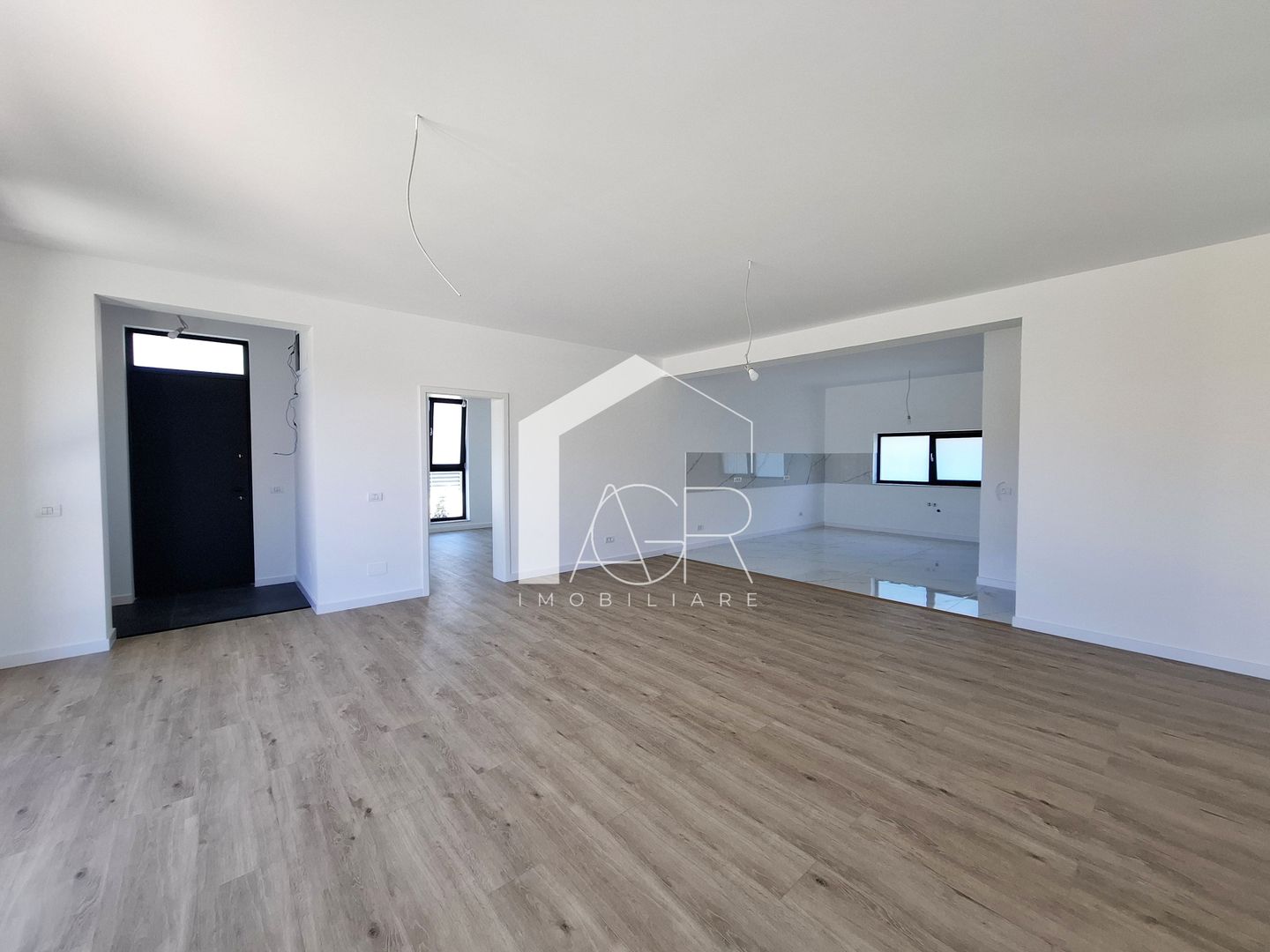 Casa cu 4 camere de vanzare, Bucov, Mica Roma - Poză 2