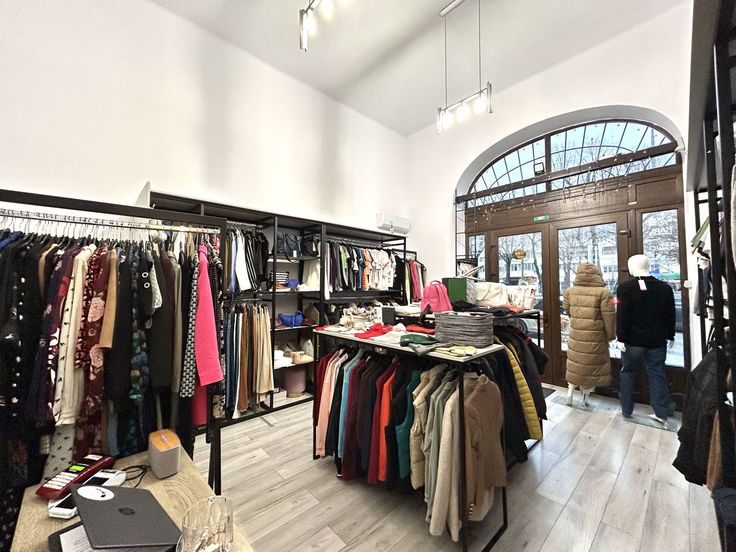 Afacere la Cheie, articole originale,  intrare stradală, zona Centrala - Poză 1