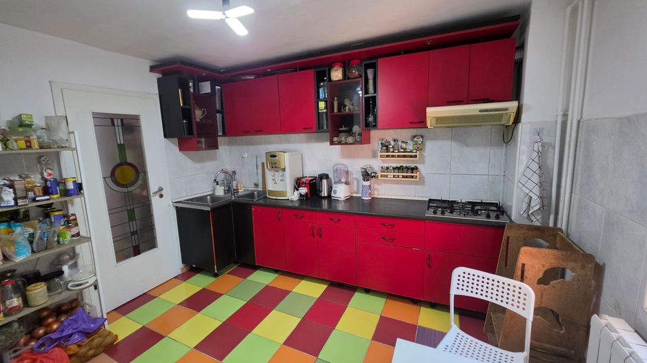 Vand apartament cu 4 camere aproape de centru - Poză 1