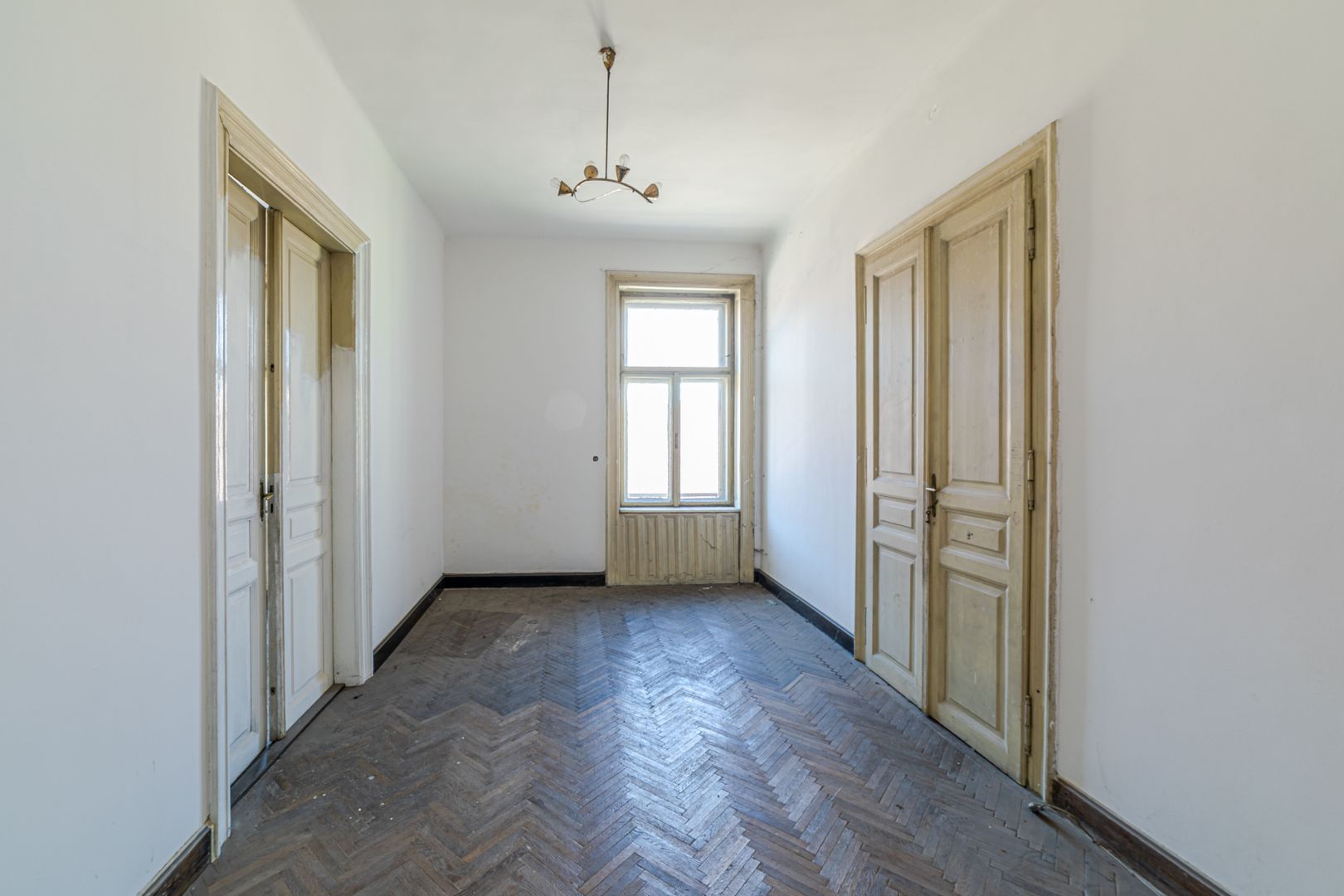 Apartament ultracentral cu potențial extraordinar - Poză 2