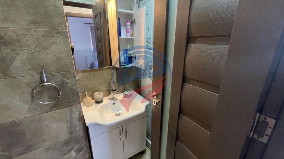 Casa moderna alcatuita din trei apartamente, zona Rovine - Poză 14