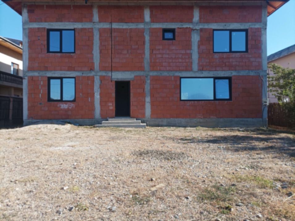 Aproape de oraș! Vânzare casă cu 5 camere în Ulmi! - Poză 3