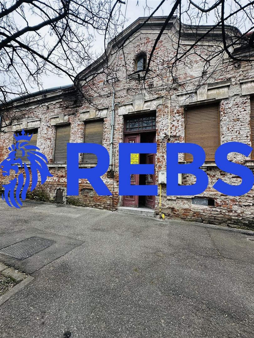 Casa ULTRACENTRAL singur in curte - Poză 1